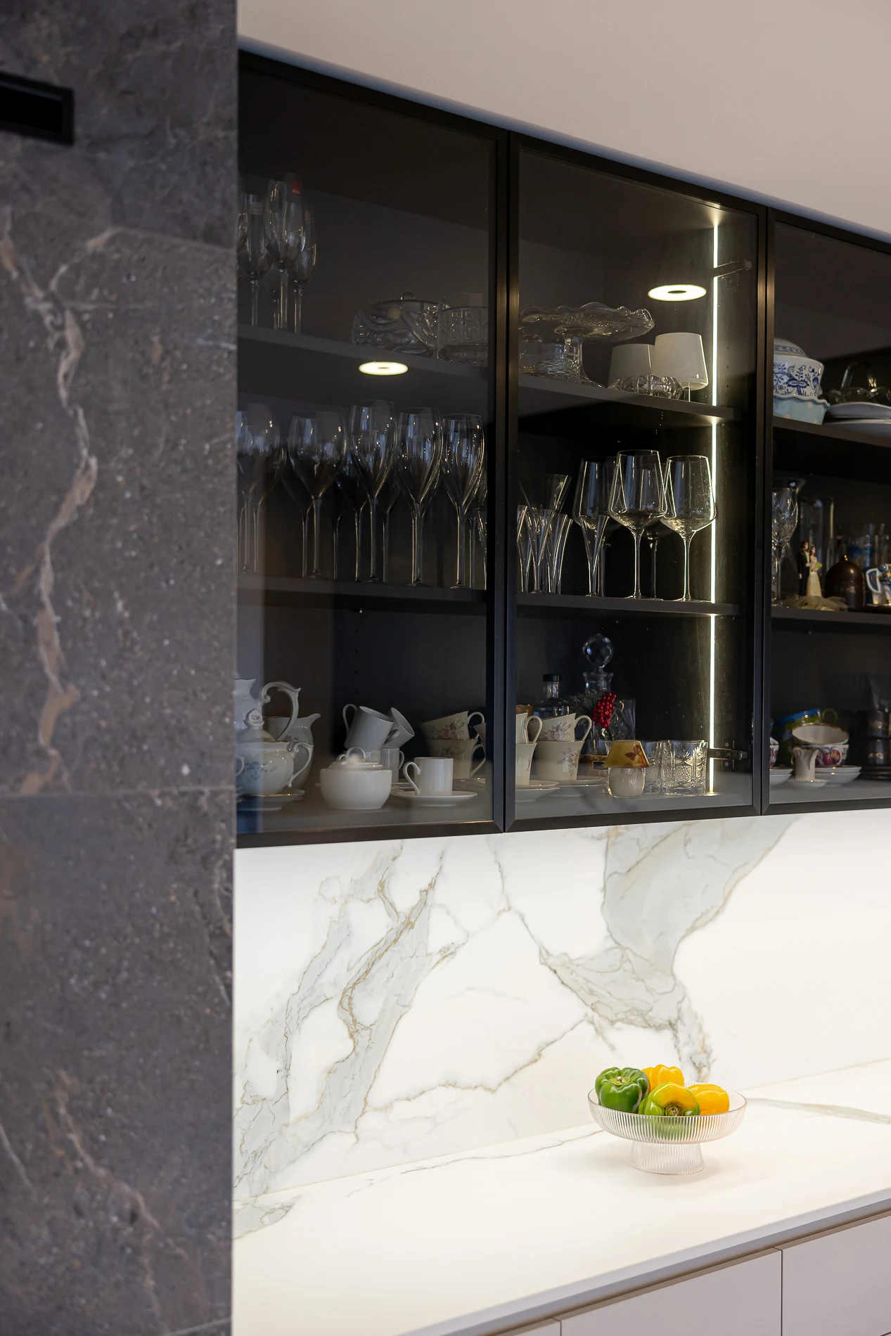 Z visečimi omaricami, ki segajo do stropa izkoristite prostor v kuhinji.